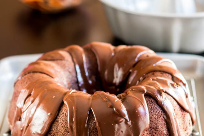 bolo-de-cacau-com-cobertura-de-chocolate