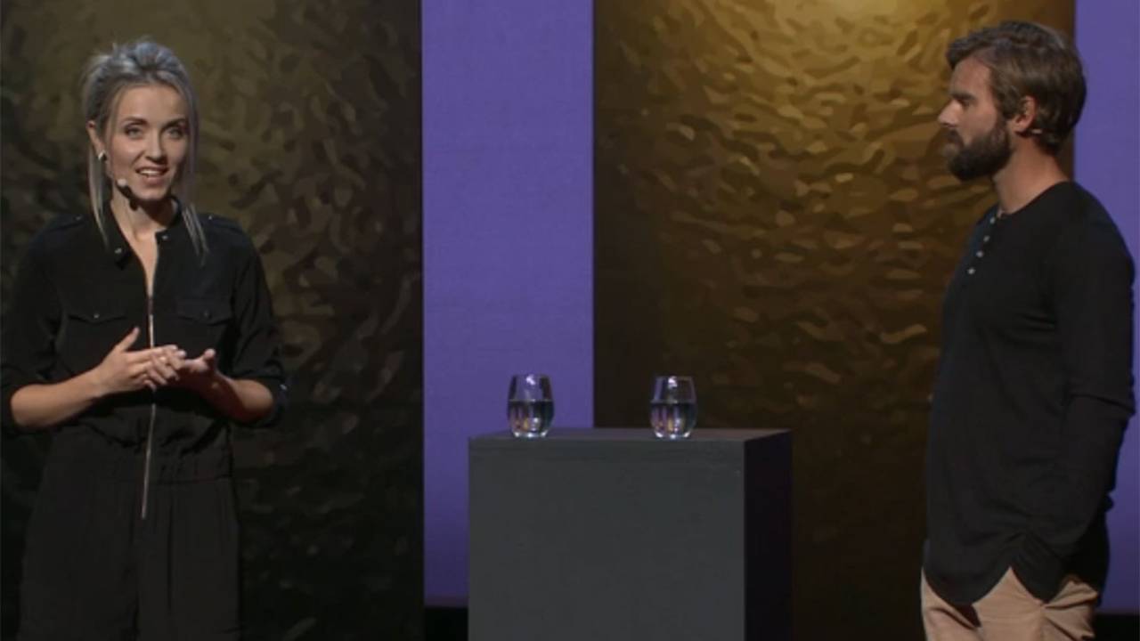 Thordis Elva e Tom Stranger palestram no TED