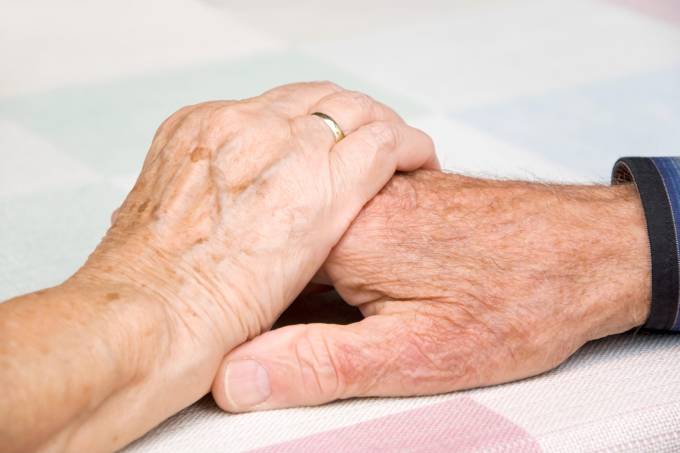 Casal britânico morre no mesmo dia após 77 anos juntos