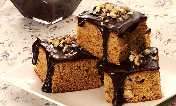 receita-bolo-de-mel-nozes-calda-de-chocolate