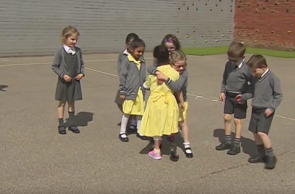 Amigos recebem garotinha com prótese de perna em vídeo encantador