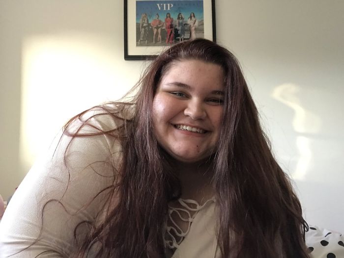 Esta adolescente superou o seu maior medo: usar um maiô na praia