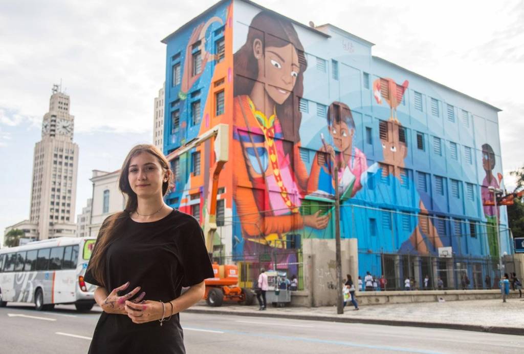 Maior mural pintado por uma mulher homenageia mães e professoras