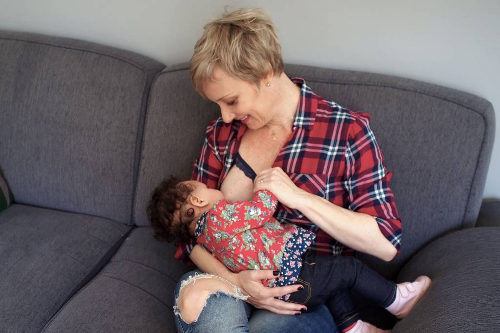 “Não passei pela gestação, mas consigo amamentar minha filha adotiva”