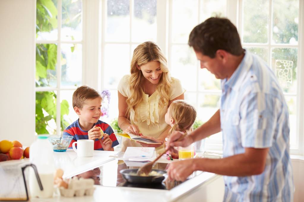 pais-e-filhos-cozinhando