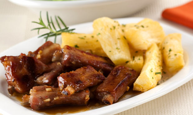 receita-costelinha-assada-mandioca