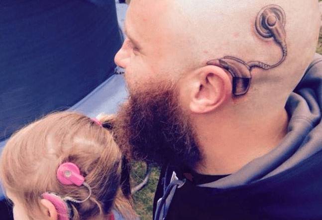 pai-faz-tatuagem-implante-na-cabeça-combinar-amor-filha-1