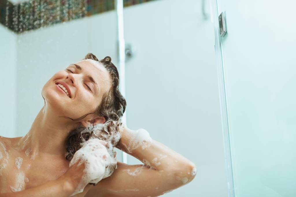 Mulher lavando o cabelo