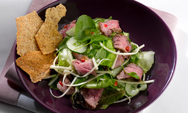 receita-salada-com-file-mignon-folhas-pepino-palmito-fresco