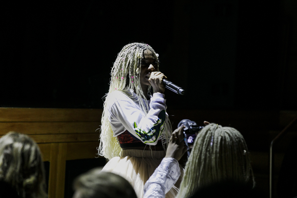 Elza Soares se apresenta no Prêmio CLAUDIA com MC Soffia