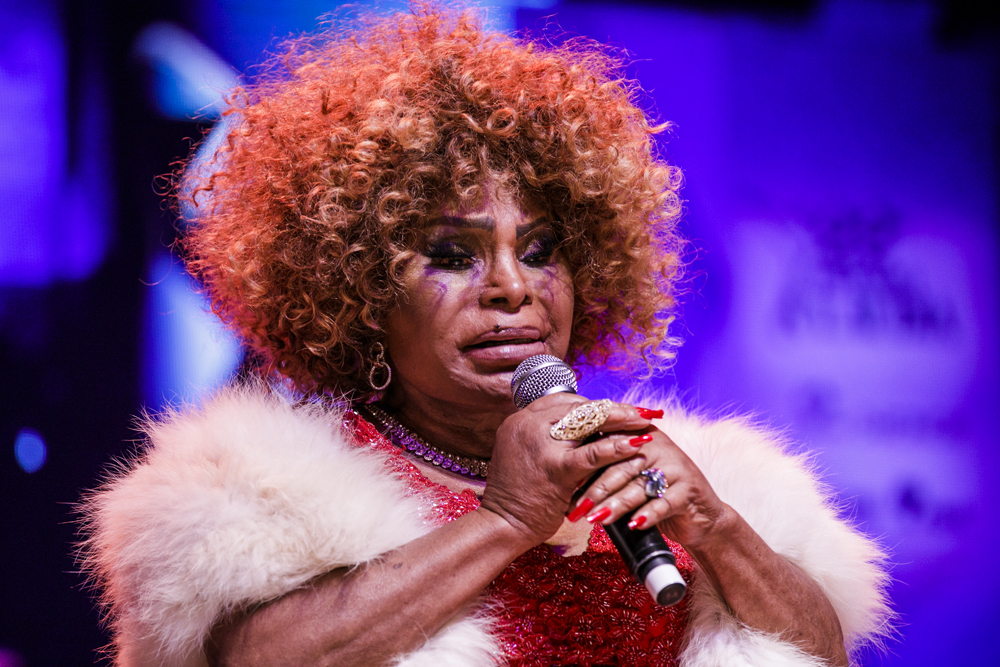 Elza Soares se apresenta no Prêmio CLAUDIA com MC Soffia