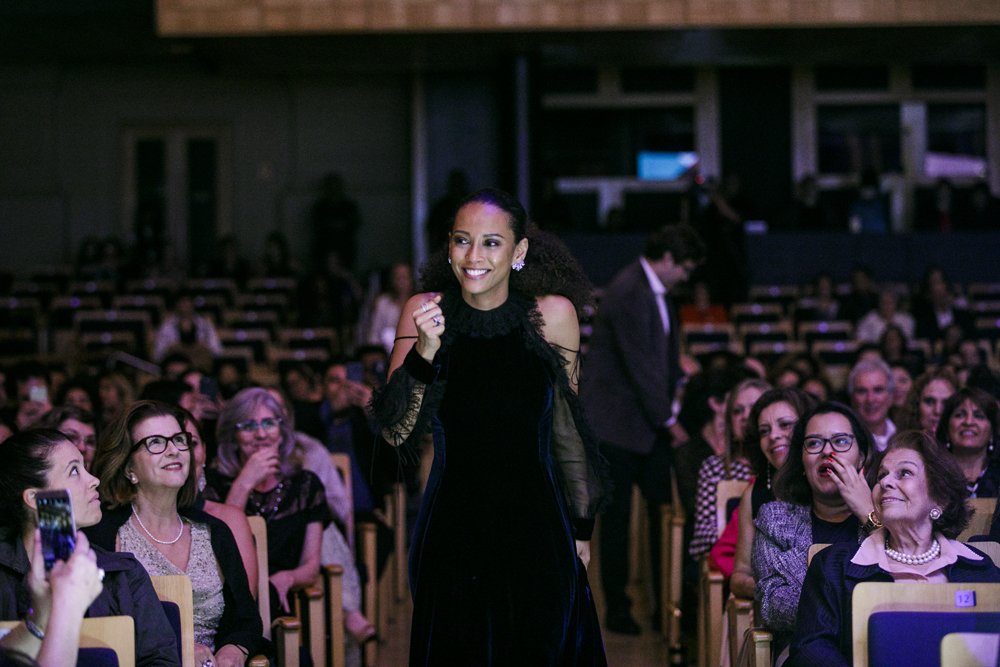 A atriz Taís Araújo é surpreendida com a homenagem hors-concours A atriz Taís Araújo é surpreendida com a homenagem hors-concours