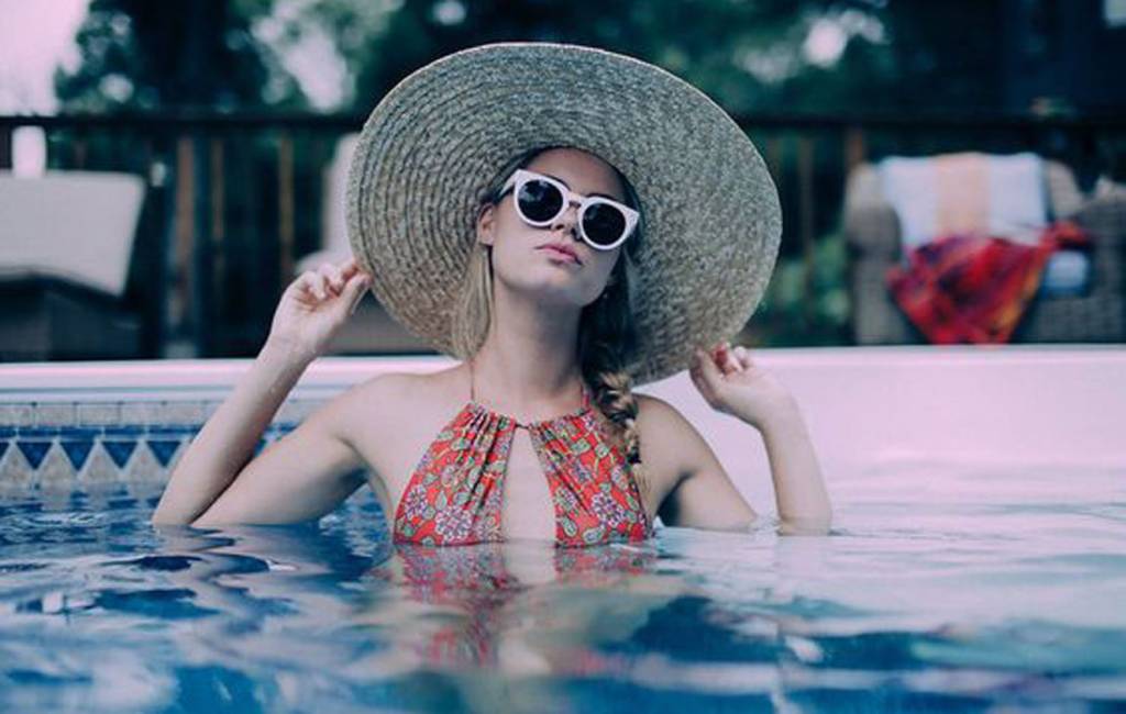 Inspirações de looks incríveis para ir a uma festa na piscina