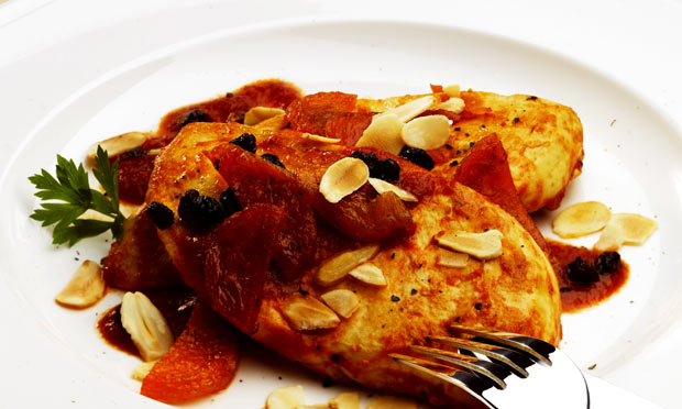 receita-peito-de-frango-grelhado-com-molho-de-acafrao-frutas-secas-e-amendoas1