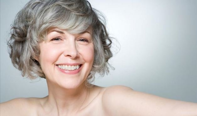 Mulher de cabelo branco