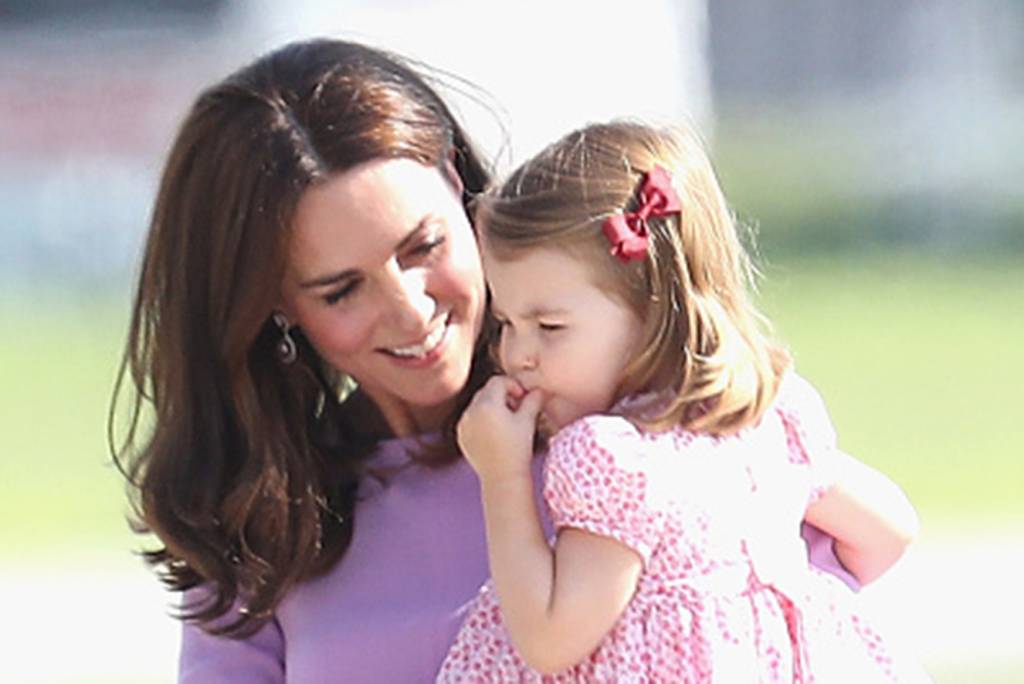 Por que Charlotte não pode sentar-se com os pais durante o jantar?