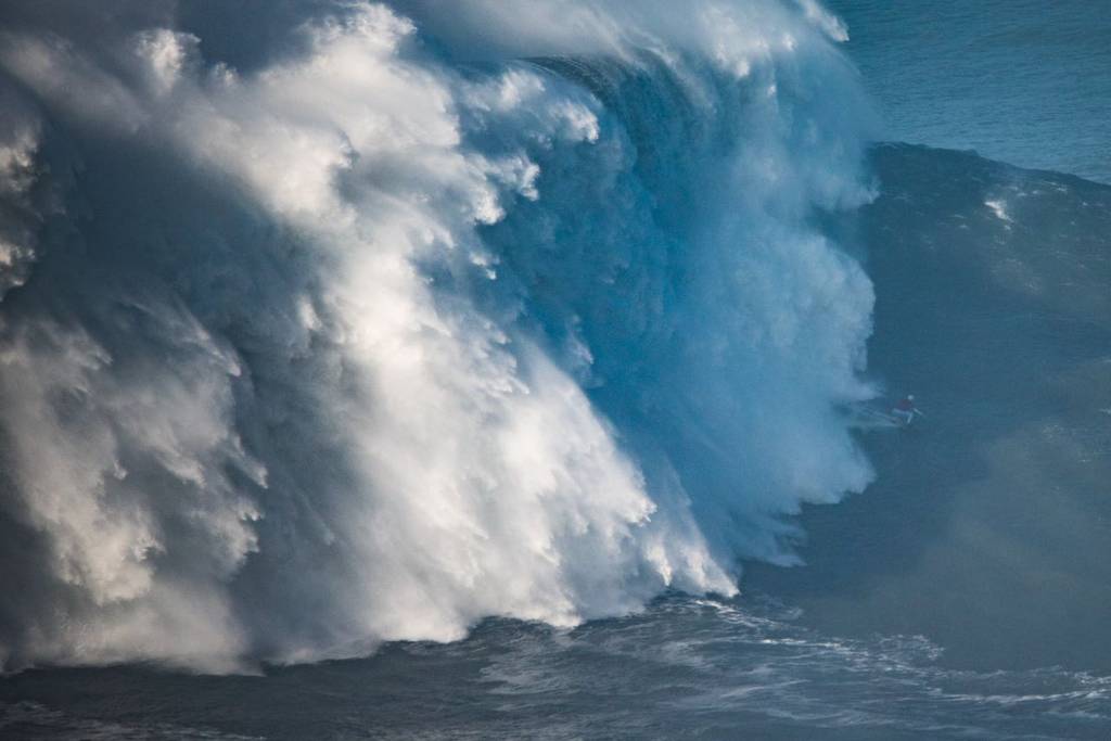 Maya Gabeira surfa onda gigante que pode entrar para o Guinness