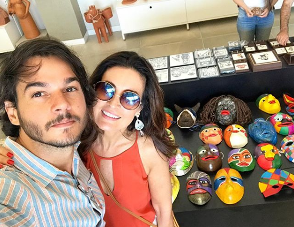 Fátima Bernardes atende a pedido de namorado