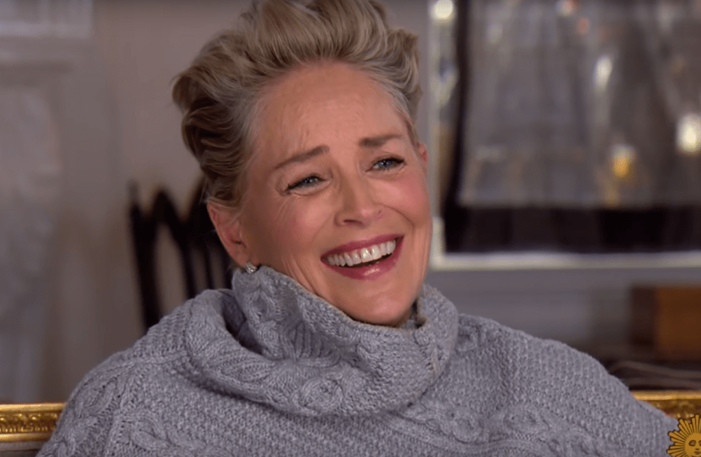 Sharon Stone ri ao ser questionada se já sofreu assédio sexual