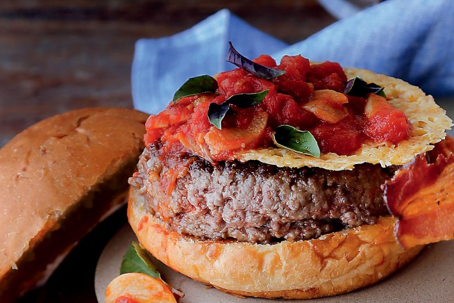 humburguer-parmesao-molho-tomate