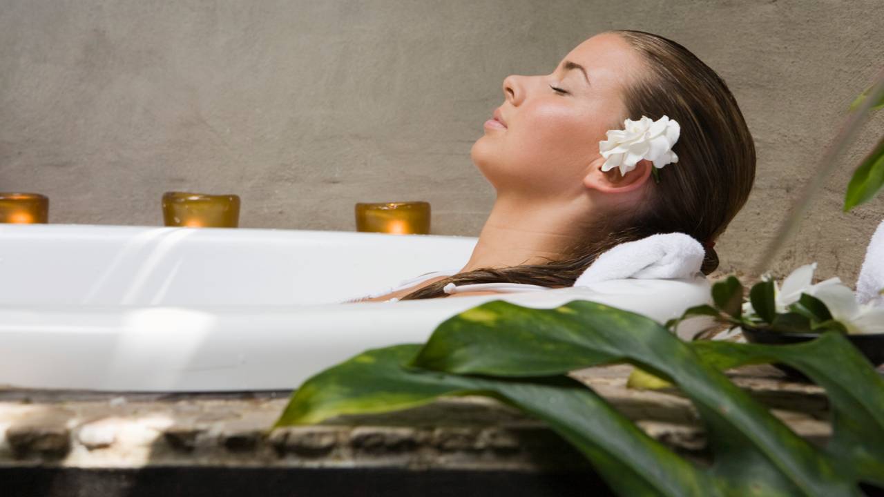 Pequenos mimos para si mesma, como um banho de banheiro ou um spa