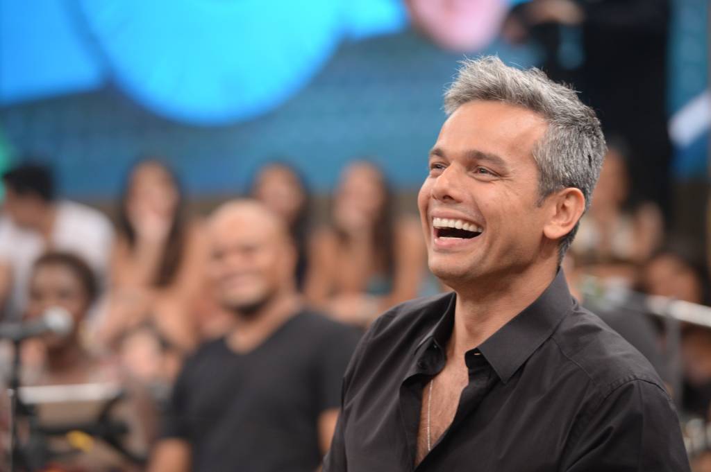 Otaviano Costa insinua gravidez de colega da Globo e ela comenta