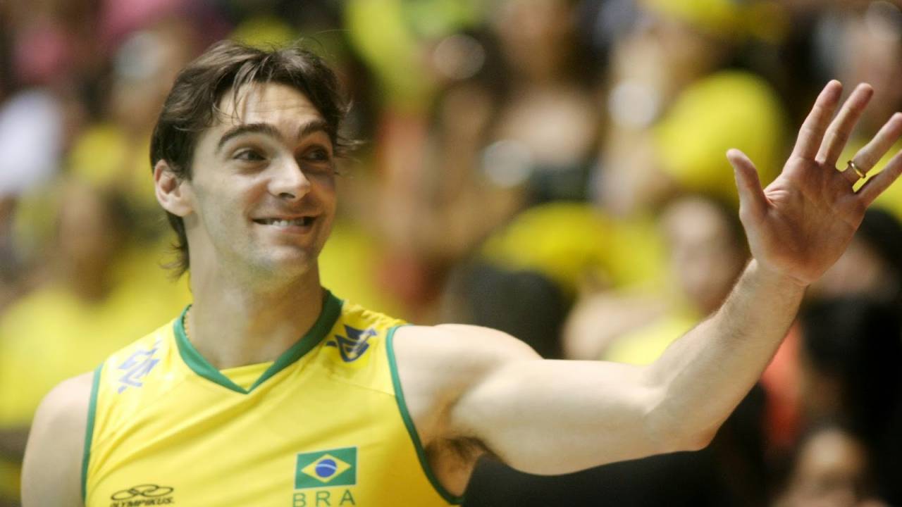 Giba, ex-jogador da seleção de vôlei, que não paga pensão dos filhos, segundo ex-mulher