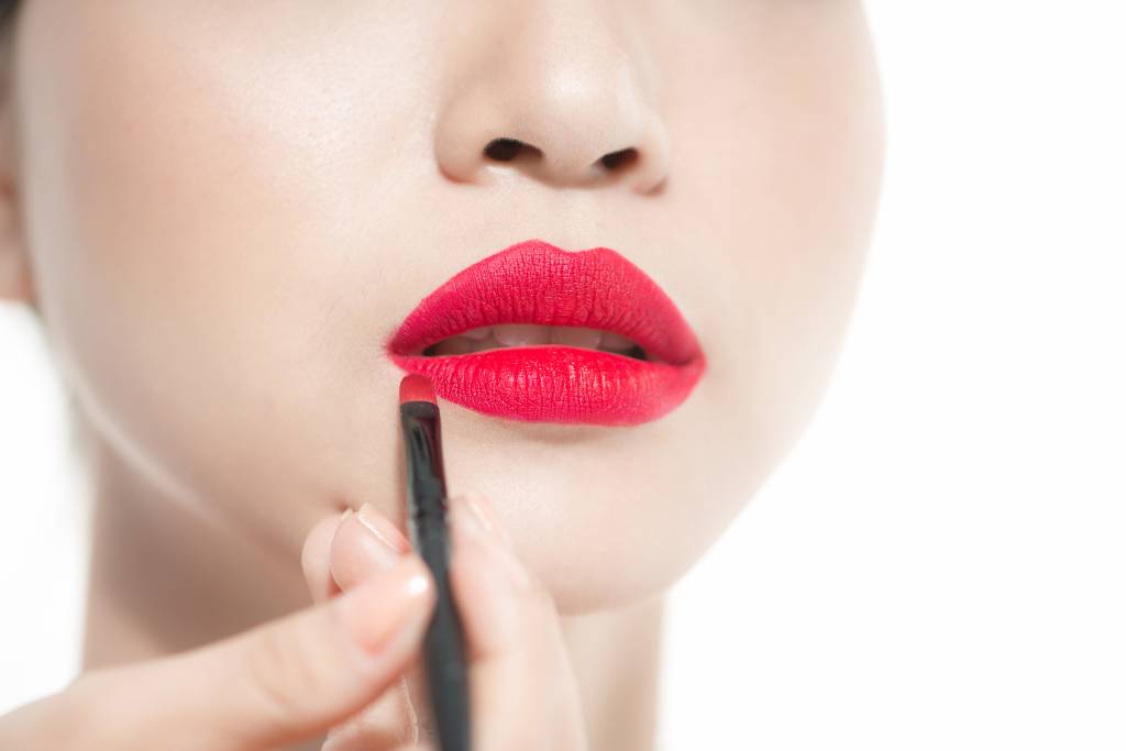 Passo a passo para aplicar batom líquido com perfeição