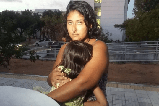 Professor proíbe aluna de assistir aula com a filha