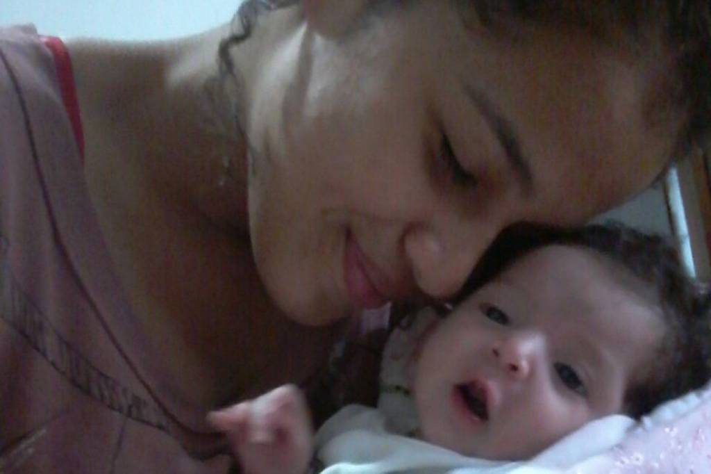 Bebê de 2 meses morre sufocada em carrinho