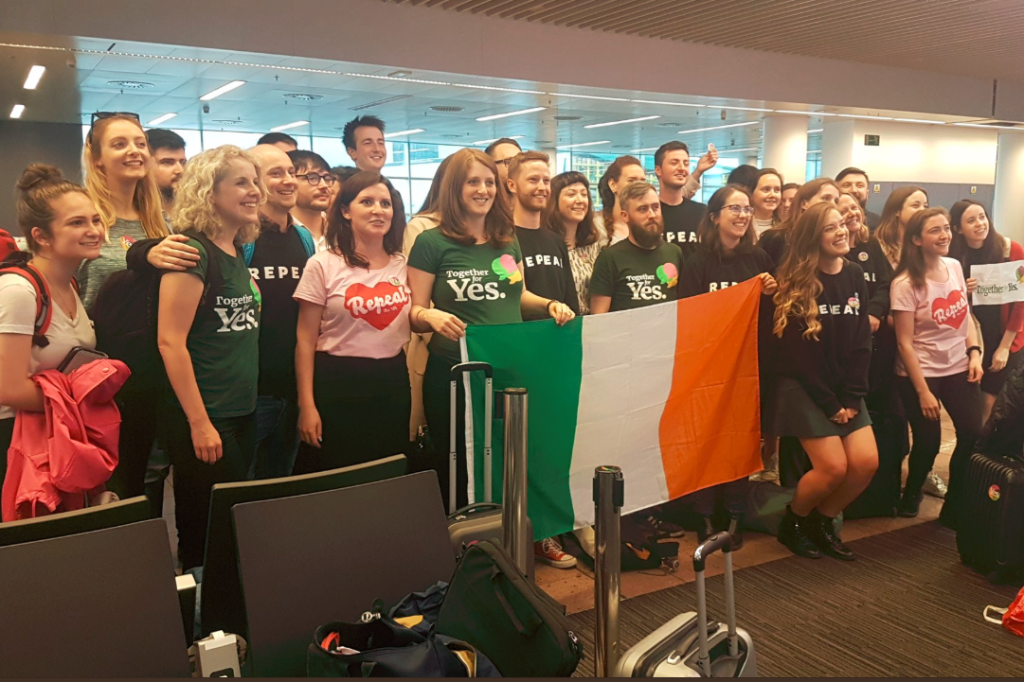 Irlandeses voltam ao país para votar lei do aborto