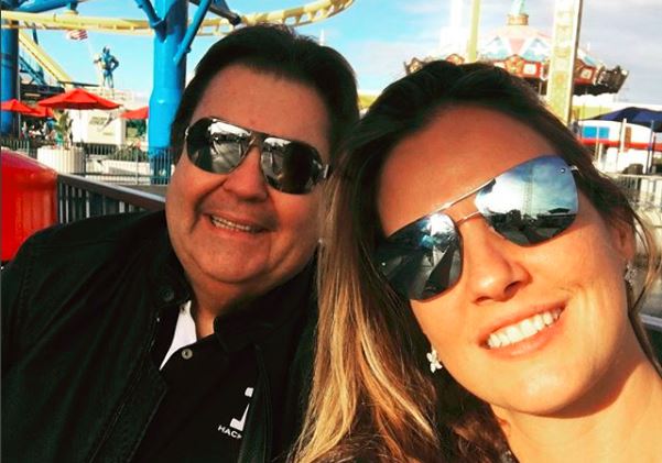 Faustão surpreende o público ao beijar Luciana Cardoso durante ‘Domingão’