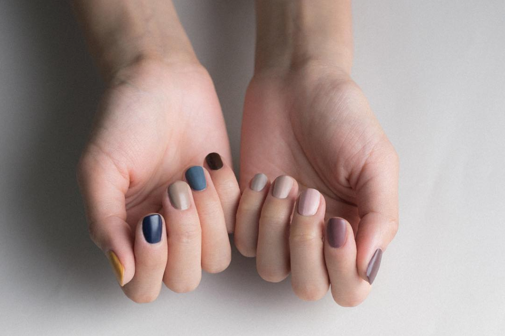 Fungos surgem em unhas de cliente após o uso de produto popular em salão