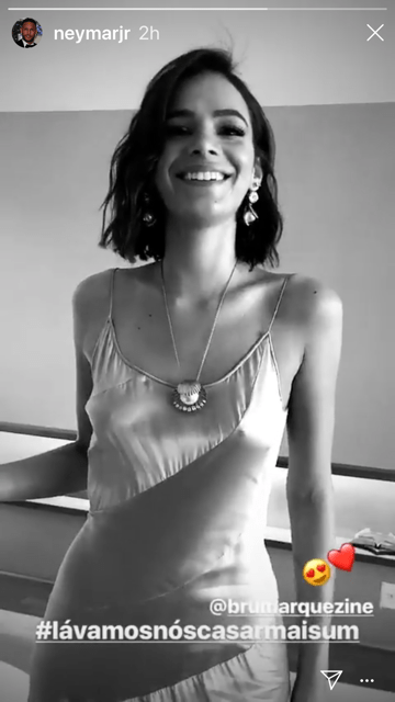 Bruna Marquezine aparece deslumbrante em casamento de melhor amiga