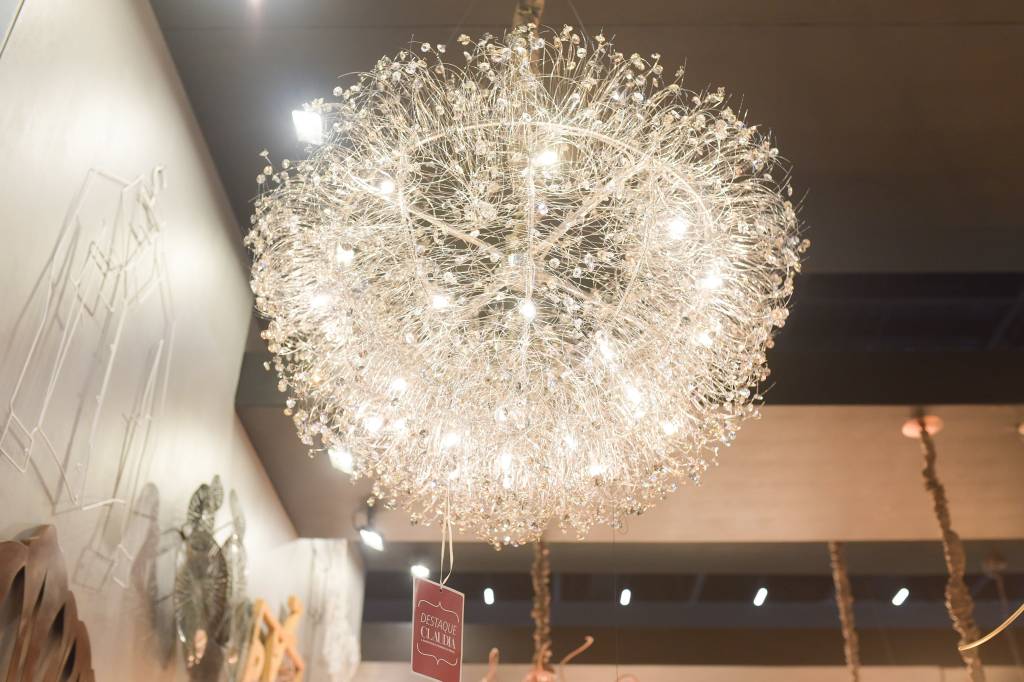 Lustre Ninho Moon, na Helizart, pela artista plástica Elisa Bravim Lustre Ninho Moon, na Helizart, pela artista plástica Elisa Bravim