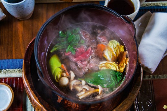 Sukiyaki (cozido de carne e vegetais ao shoyu e saquê) Sukiyaki (cozido de carne e vegetais ao shoyu e saquê)