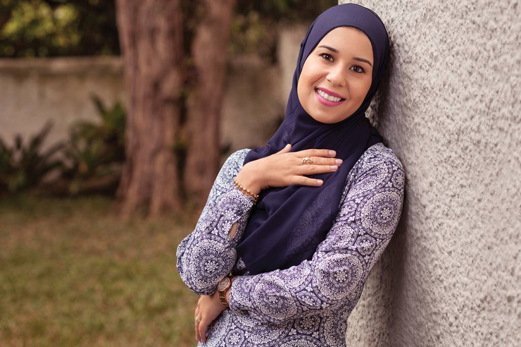 A luta de Fátima para usar seu véu islâmico e combater o preconceito