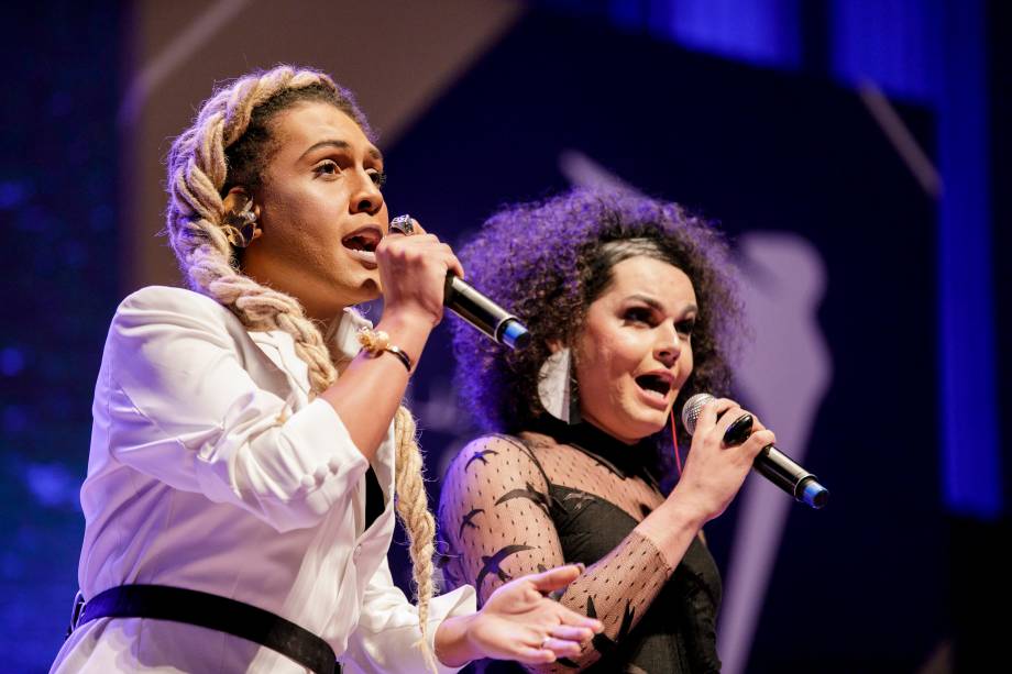 A banda As Bahias e A Cozinha Mineira cantou "Como Nossos Pais" e emocionou a plateia