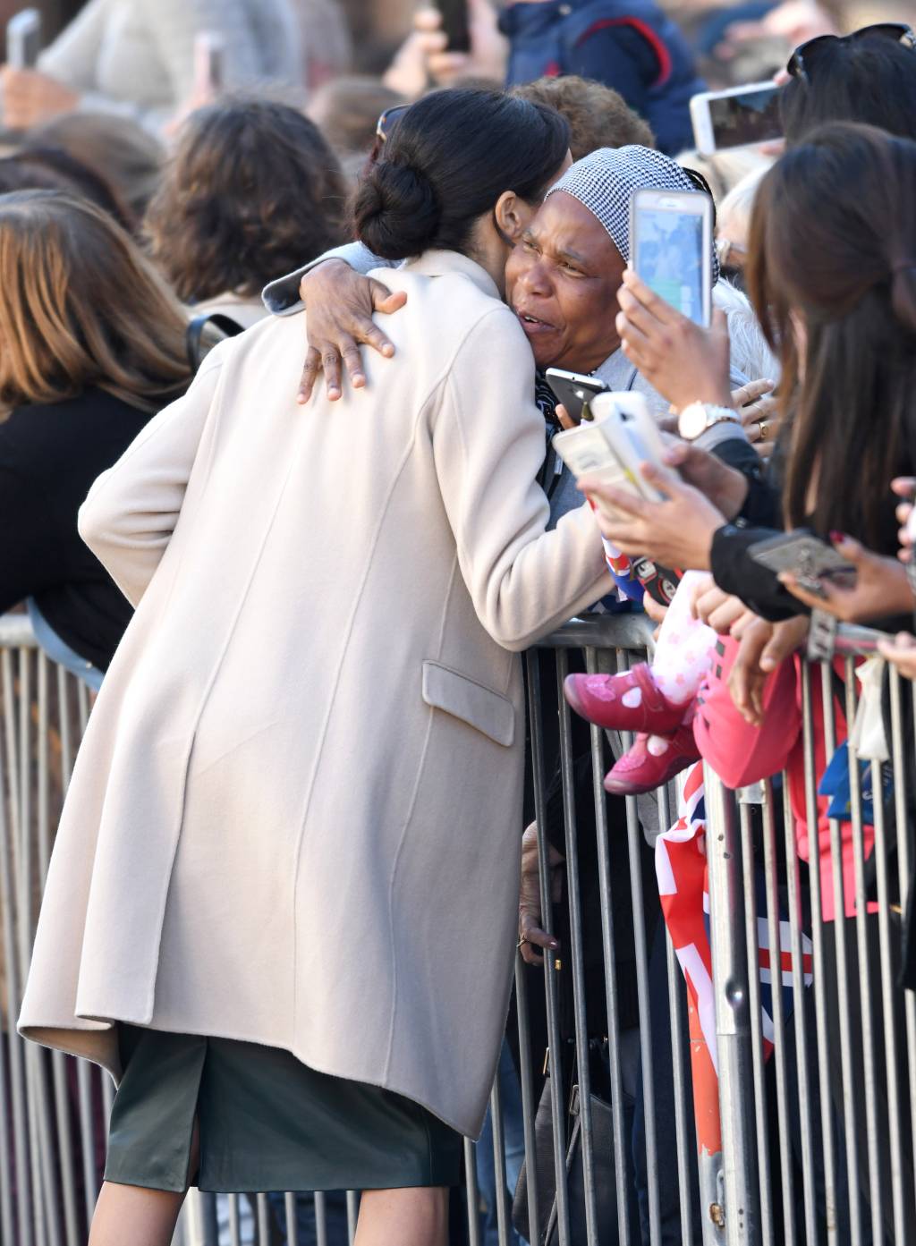 meghan markle abraçando súdita meghan markle abraçando súdita