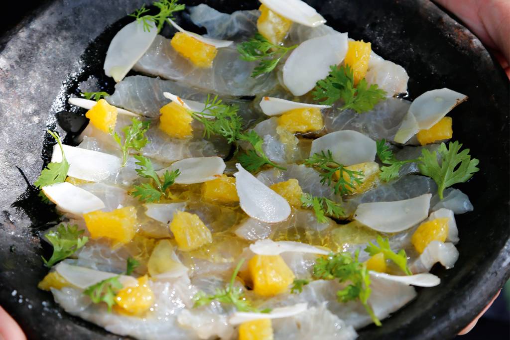 crudo de camurim com castanha-do-pará crudo de camurim com castanha-do-pará