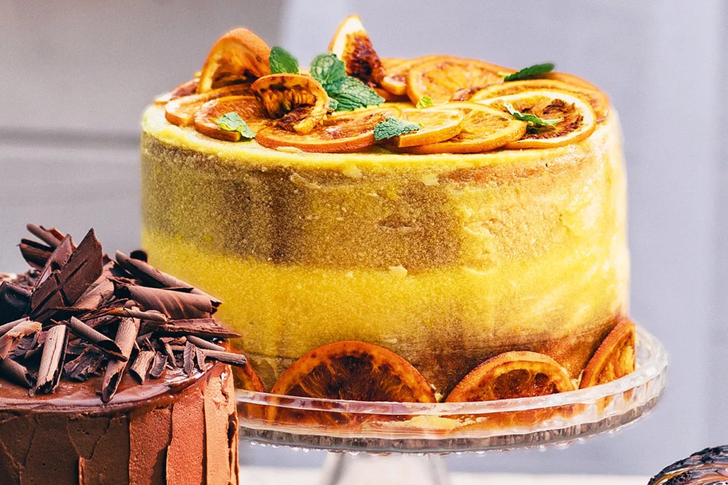 Bolo de laranja com cobertura de caramelo