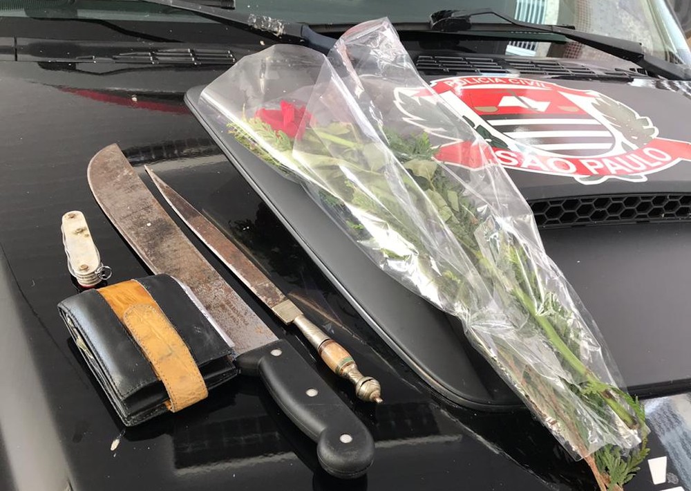 Homem esconde faca em buquê para tentar matar ex-mulher