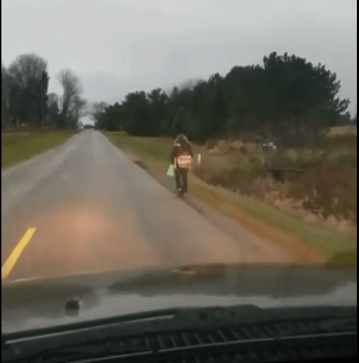 Pai obriga filha a andar 8 quilômetros após ela fazer bullying