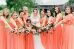 Madrinhas de casamento usando living coral