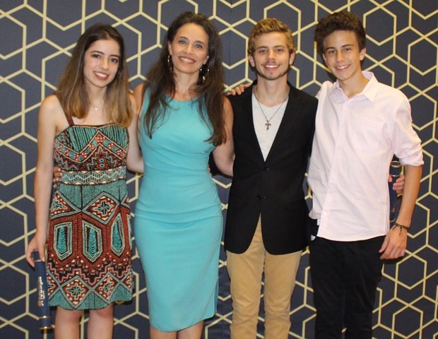 Carla Vilhena com os gêmeos clarissa e pedro e o caçula reproduçãoinstagram Carla Vilhena com os gêmeos clarissa e pedro e o caçula reproduçãoinstagram