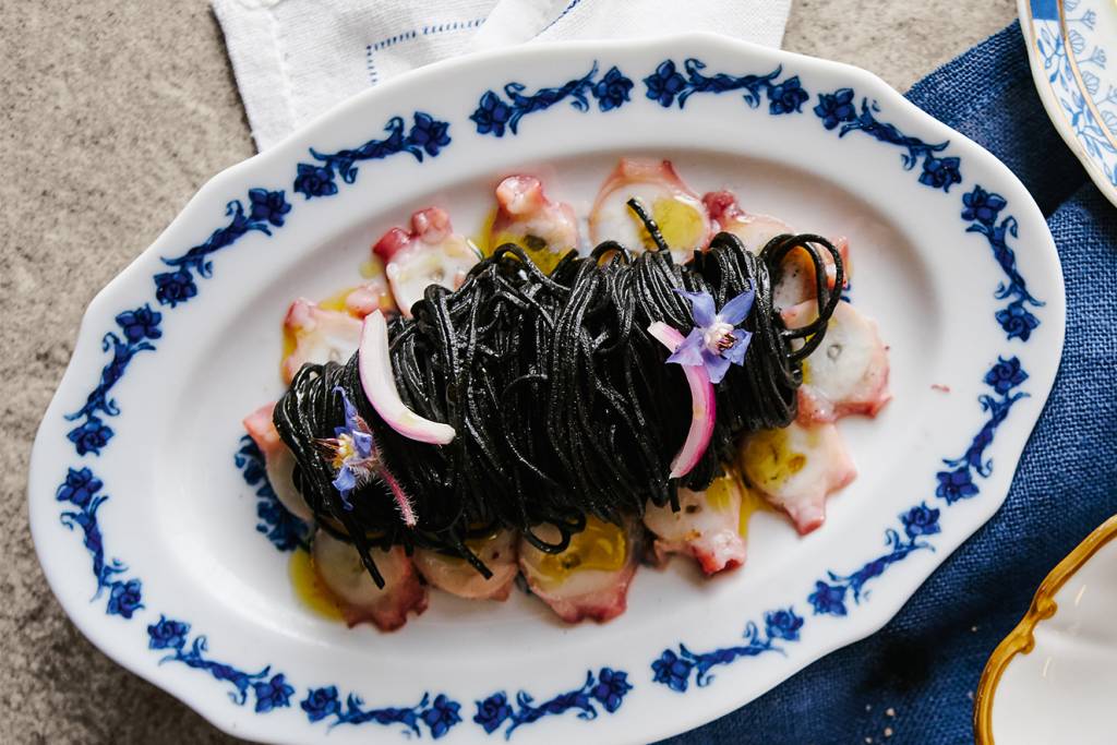 espaguete nero com carpaccio de polvo e picles de cebola roxa espaguete nero com carpaccio de polvo e picles de cebola roxa