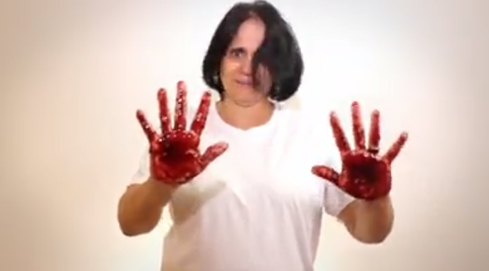 Com mãos ‘ensanguentadas’, Damares aparece em vídeo anti-aborto