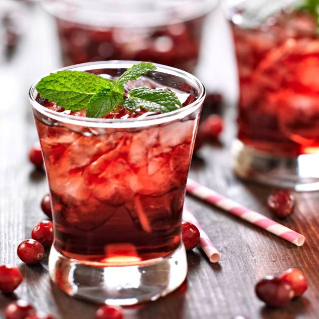 <p style="font-weight:400;text-align:start;"><b><span style="text-decoration:underline;">Gold</span></b></p><p style="font-weight:400;text-align:start;"><b>Ingredientes</b></p><p style="font-weight:400;text-align:start;">5 uvas rubis</p><p style="font-weight:400;text-align:start;">20 ml de cointreau</p><p style="font-weight:400;text-align:start;">Meia maçã verde caramelizada</p><p style="font-weight:400;text-align:start;">100 ml do espumante Ponto Nero Rosé</p><p style="font-weight:400;text-align:start;"><b>Modo de Preparo: </b>Corte uma maçã verde em cubos, polvilhe com açúcar refinado e refogue em fogo médio, até que a maçã atinja um tom caramelo. Resfrie. Em uma coqueteleira, coloque as uvas, o cointreau e a maçã verde caramelizada. Macere bem, adicione cinco cubos de gelo e bata, por 20 segundos. Sirva esta mistura em uma taça de espumante, colocando com uma peneira. Complete a taça com o espumante Ponto Nero Rosé.</p> <p style="font-weight:400;text-align:start;"><b><span style="text-decoration:underline;">Gold</span></b></p><p style="font-weight:400;text-align:start;"><b>Ingredientes</b></p><p style="font-weight:400;text-align:start;">5 uvas rubis</p><p style="font-weight:400;text-align:start;">20 ml de cointreau</p><p style="font-weight:400;text-align:start;">Meia maçã verde caramelizada</p><p style="font-weight:400;text-align:start;">100 ml do espumante Ponto Nero Rosé</p><p style="font-weight:400;text-align:start;"><b>Modo de Preparo: </b>Corte uma maçã verde em cubos, polvilhe com açúcar refinado e refogue em fogo médio, até que a maçã atinja um tom caramelo. Resfrie. Em uma coqueteleira, coloque as uvas, o cointreau e a maçã verde caramelizada. Macere bem, adicione cinco cubos de gelo e bata, por 20 segundos. Sirva esta mistura em uma taça de espumante, colocando com uma peneira. Complete a taça com o espumante Ponto Nero Rosé.</p>