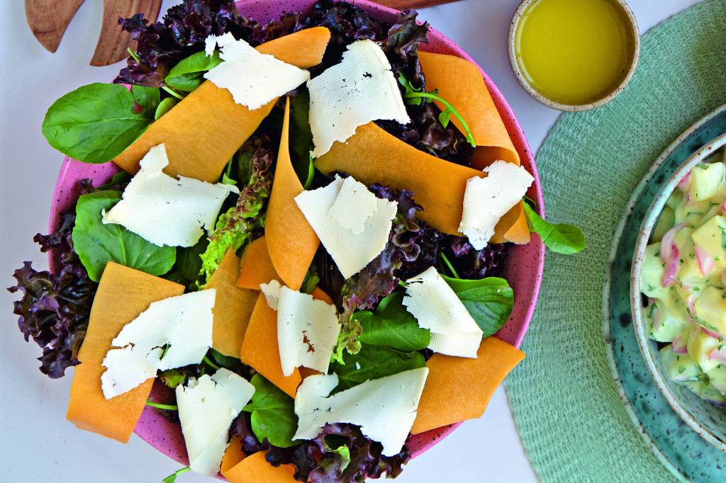 salada com queijo