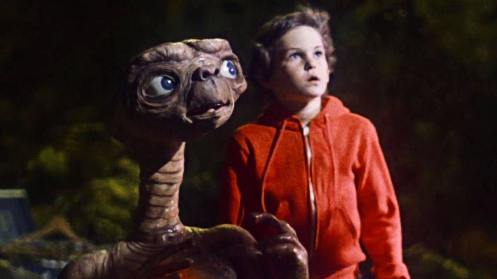 E.T. – O Extraterrestre E.T. e Elliot formam uma amizade improvável entre um extraterrestre e um menino